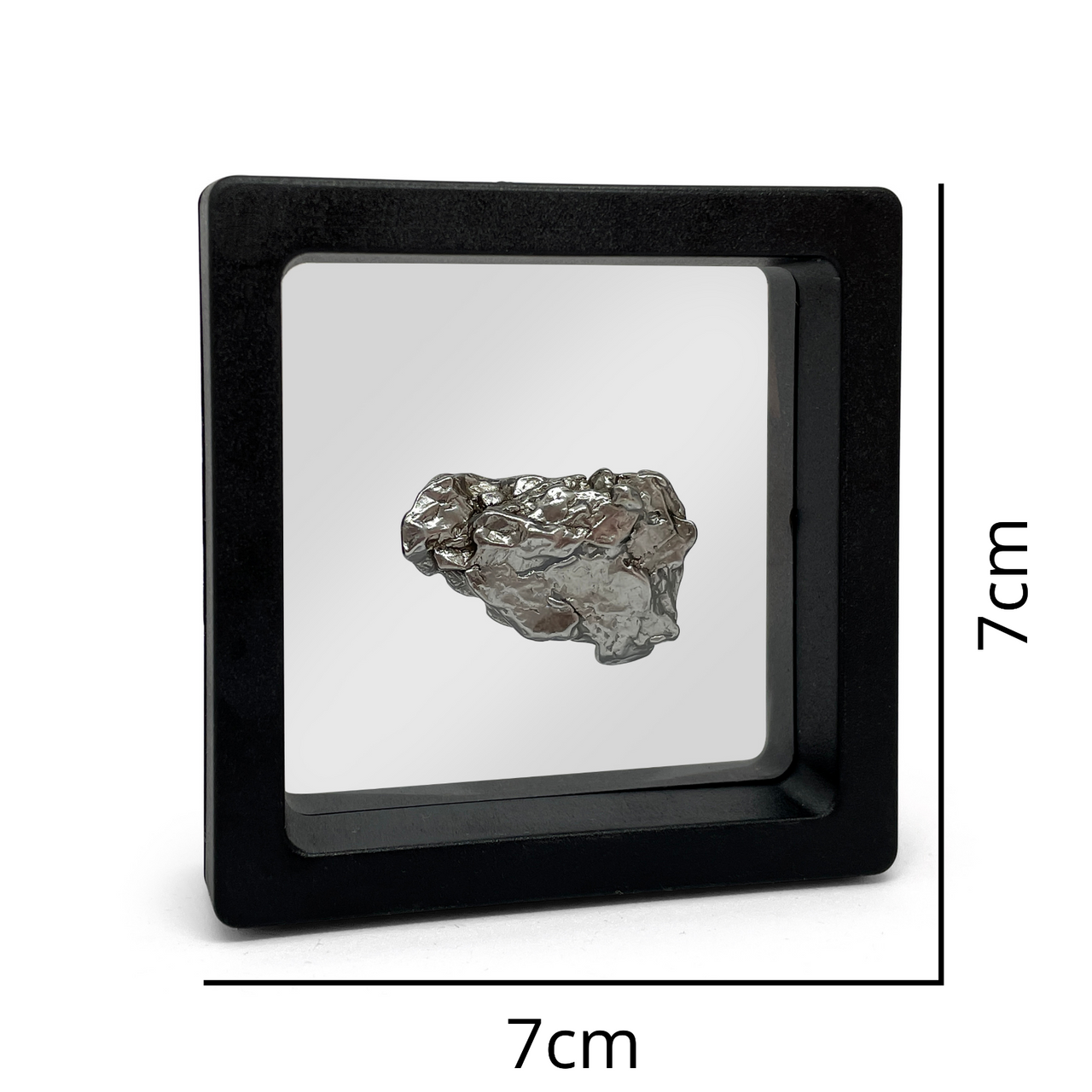 Meteorit Makai mit Echtheitszertifikat, Schachtel und Schweberahmen.Das perfekte Geschenk: Jeder Meteorit ist so individuell wie die beschenkte Person. Ob zum Geburtstag oder zur Geburt, zur Taufe, Konfirmation oder einfach um Deinen Lieblingsmenschen zum Lächeln zu bringen. Schweberahmen mit Höhe 7 cm und Länge 7 cm. Einzigartiges Geschenk. 