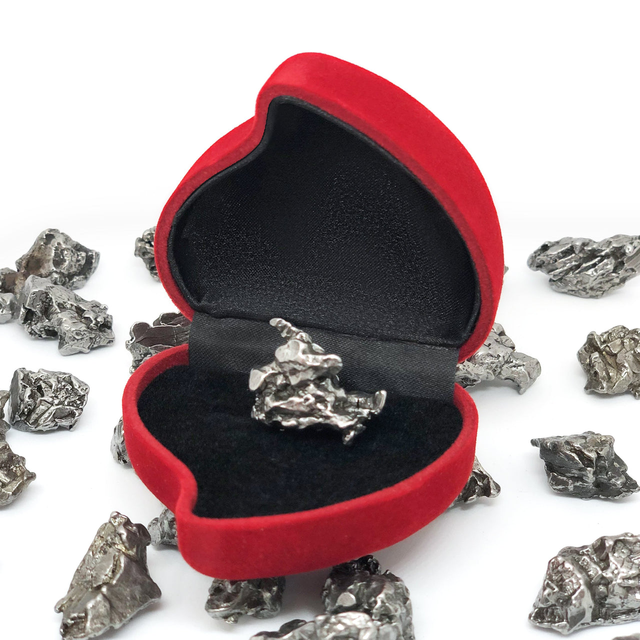Meteorit mit Herzbox, Umschlag & Echtheitszertifikat zum selber beschriften. Geschenkidee für besondere Menschen und Personen, Paare, Freunde, Familie, Eltern. Geschenk aus echter Sternschnuppe, Zertifikat echter Meteorit.