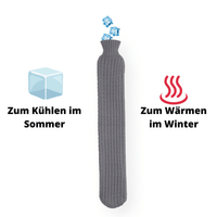 Thumbnail for Premium Wärmflasche extra lang.Sommer wie Winter: Vielseitig einsetzbar eignet sich die premium Schlauch-Flasche zum Wärmen von größeren Körperpartien - zum Beispiel dem gesamte Nackenbereich! Der Strickbezug verhindert dabei einen Direktkontakt mit der Haut. Auch eignet sich die Flasche im Sommer mit Eiswürfeln perfekt zum Kühlen. So musst Du im Sommer nie wieder im Bett schwitzen oder im Winter frieren!