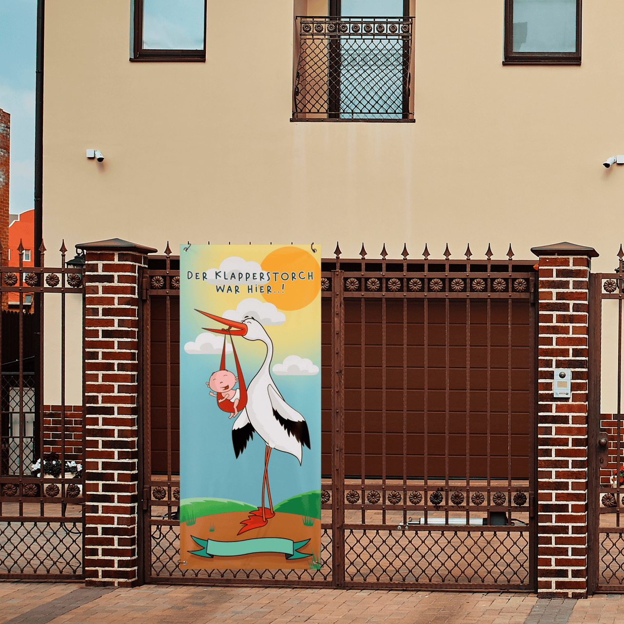Komplettes Set: das 70cm x 160cm Baby Storch Banner ist wasserfest und hat rostfreie Stahlösen zum Aufhängen. Im Lieferumfang enthalten sind ebenfalls 4 Kabelbinder zum Befestigen und ein wasserfester Stift zum Beschriften des Plakates. Es kann so zum Beispiel der Name des Kindes, das Geburtsdatum und ein kleiner Spruch eingetragen werden. Es ist also bereits alles vorhanden, um das Banner zur Geburt aufzuhängen.